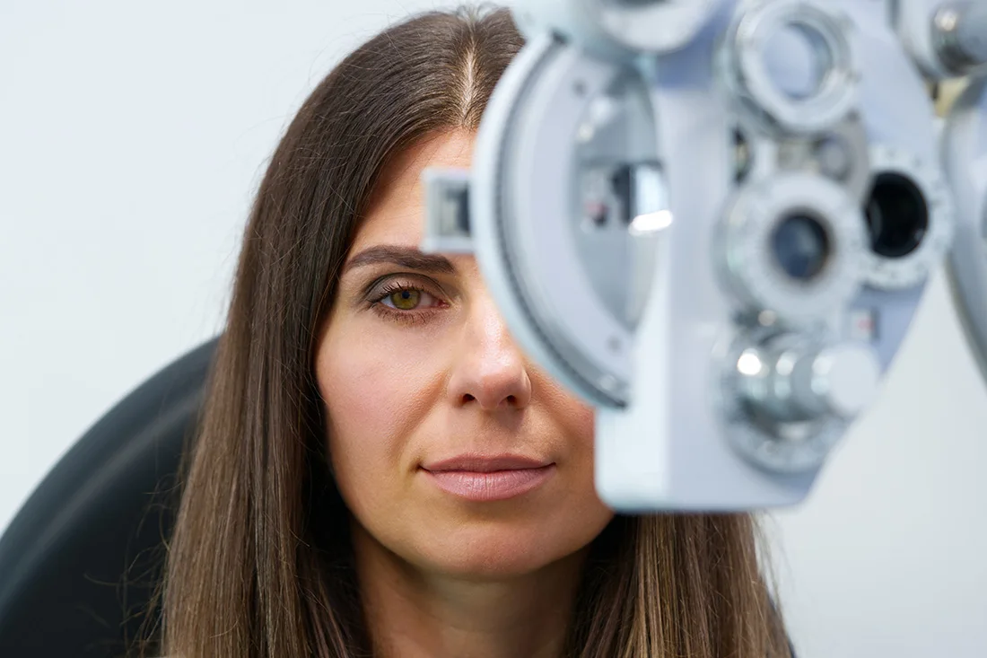 Controllo della vista nella sala di optometria di Ottica Lariana